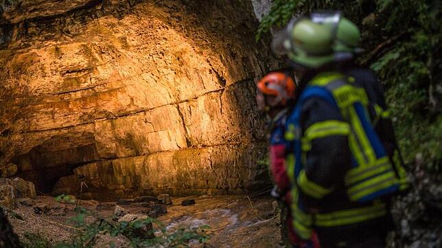 Einsatzkräfte stehen am Eingang der Falkensteiner Höhle.