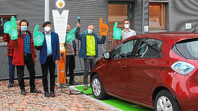 Energie aus Bürgerhand wird hier an der neuen öffentlichen Stromtankstelle beim Oekogeno-Gebäude in der Baumannstraße &ndash; Zufahrt ...