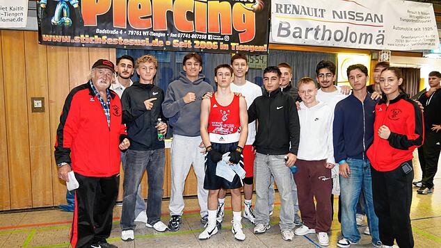 Der Vorsitzende des Boxrings Klettgau, Gerhard Grether (links), freut sich mit Jasin Jdrizovic (Mitte), seinen Unterstützern und ...