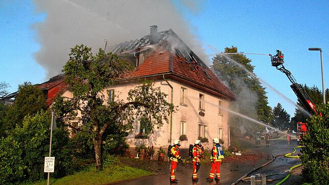 Schock am frühen Morgen: Durch den Großbrand entstand an dem Bauernhof im RIckenbacher Ortsteil Bergalingen ein Schaden in ...