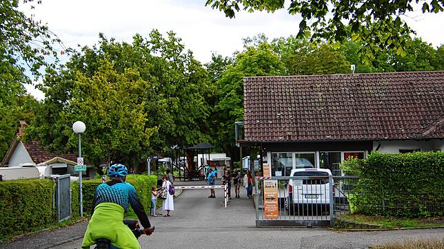 Blick auf den Eingang des Horner Campingplatzes: In dieser Saison strömen hier mehr Besucher den je hindurch.