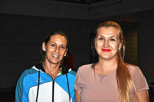 Anastasiia Lymar (rechts) und Felicitas Ruf, die den Step-Aerobic-Kurs besucht und im Turnverein selbst die Kunstturngruppe der Mädchen ...