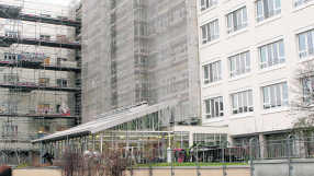 Baustelle Krankenhaus: Wenn der Pflegebereich fertig saniert wird, kommt die Erweiterung für den Funktionsbereich.