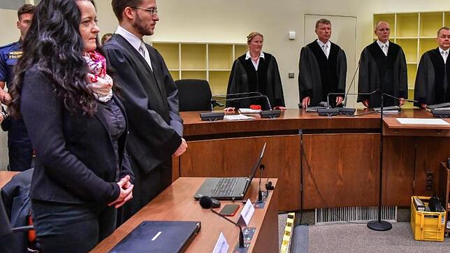 Das Oberlandesgericht München hat Beate Zschäpe wegen zehnfachen Mordes zu lebenslanger Haft verurteilt.