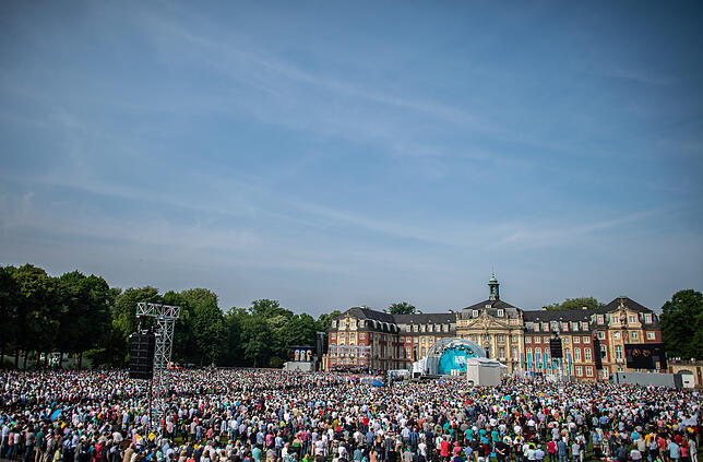 Katholikentag Tausende Besucher nehmen an dem Hauptgottesdienst des Katholikentages auf dem Schlossplatz teil. Der Katholikentag (vom 09.05. - ...