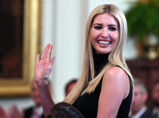 Die Tochter von Donald Trump (Republikaner), Ivanka, gilt als dessen einflussreichste Beraterin. Sie gehört offiziell keiner Partei an.
