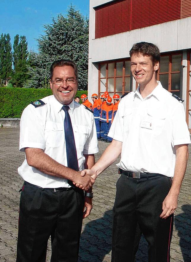 Archivbild: Der damalige Feuerwehrverbandsvorsitzende und stellvertretende Kreisbrandmeister Manfred Rotzinger (links) gratuliert im ...