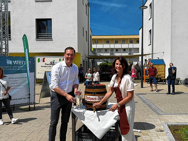 Die Bundestagsabgeordneten Rita Schwarzelühr-Sutter und Felix Schreiner geben nach dem Fassanstich das erste Freibier aus.