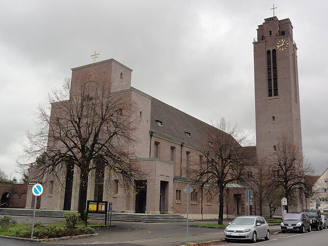 Gesamtansicht der Kirche St. Petrus Canisius.