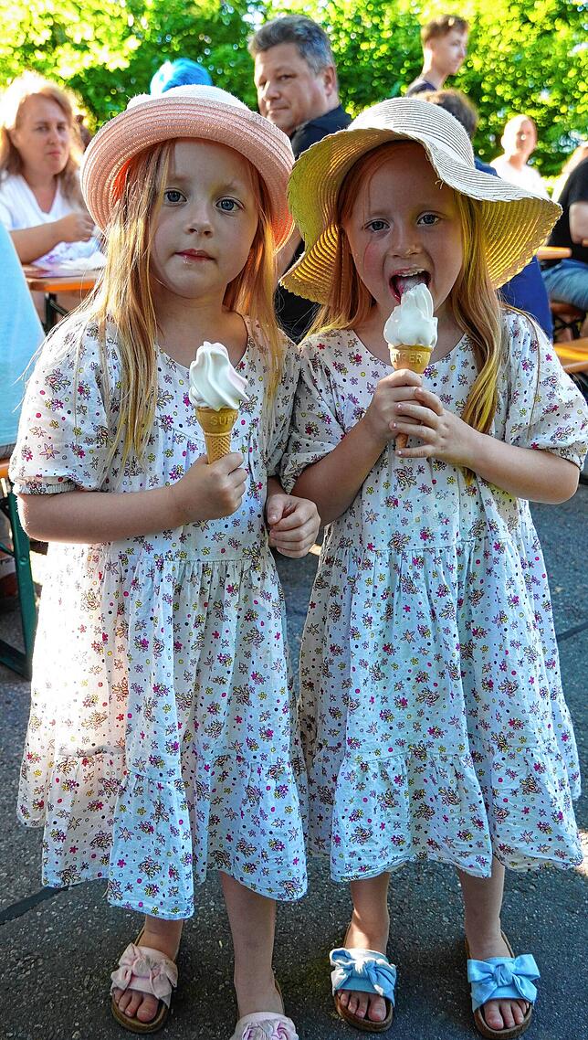 Die Zwillinge Amelie (links) und Melina aus Neufrach genossen das Softeis vom mobilen Eiswagen.