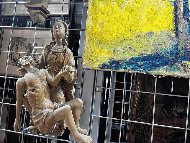Biblische Skultpur trifft zeitgenössische Werke: Blick auf eine Ausstellungswand im Auktionshaus. Bild: Nathalie Göbel
