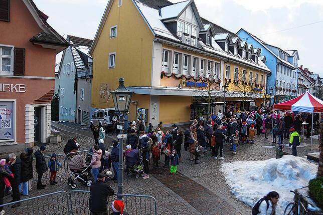 Bild 22: Besuch des Nikolauses in Tiengen sorgt für viele strahlende Kinderaugen