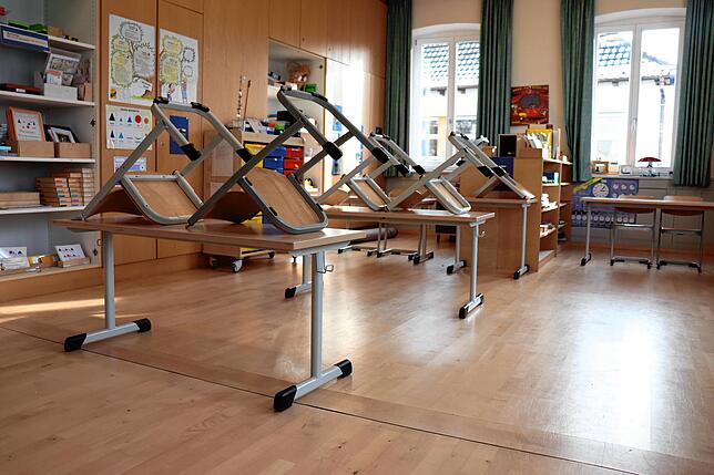 Ab Montag, 22. Februar, wird in diesem Klassenraum der Montessori-Grundschule in Überlingen-Nußdorf wieder mehr Leben herrschen: Die ...