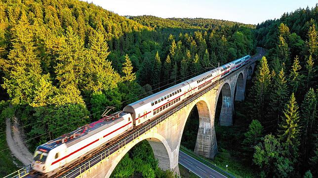 Die Gäubahn bei Immendingen: Die durchgängige Verbindung von Zürich und Singen bis Stuttgart Hauptbahnhof wird bald für einige Zeit ...