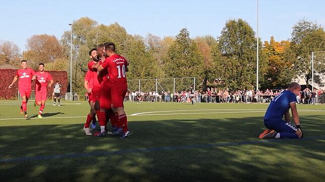 Die TSV-Spieler bejubelt den Treffer zum 3:1.