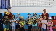 Neun Kinder im Grundschulalter haben beim Musikverein Luttingen verschiedene Instrumente ausprobiert und wurden von Vanessa Ebner ...