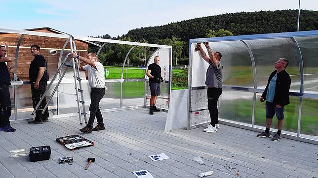 Die Helfer des SV Geisingen bauen die Trainerkabinen zusammen (von links): Manuel Reggio, Lukas Bürgy, Jochen Rudolph, Stefan Machon, ...