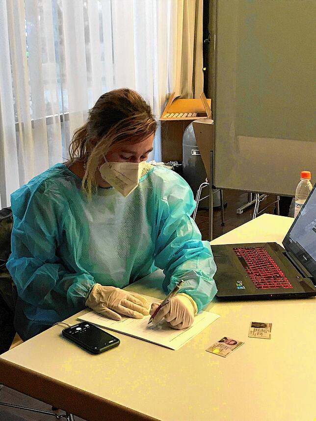 Katja Faustein bei der Dokumentation der Schnelltests.
