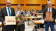 Mit Präsenten und Blumen wurden Stettens bisheriger Kämmerer Ermilio Verrengia (links) und seine Ehefrau Katja von Bürgermeister Maik ...