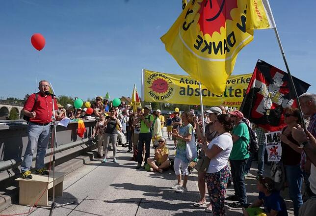 Mit Flaggen: Rechsteiner bei seiner Rede auf der Rheinbrücke.