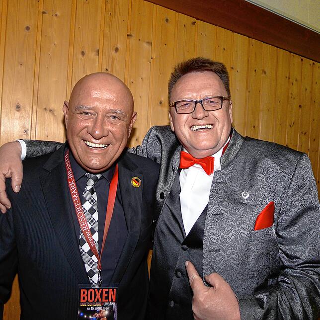 Boxpromoter Uwe Hamann (rechts) und Ringsprecher „The Voice“ Hermann Czujan, der auch in diesem Jahr das Box-Event in der ...