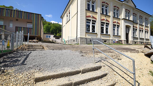 Dieser Bereich vor Kindergarten, dessen Anbau links zu sehen ist, und Schule (rechts) in Bodman soll komplett neu gestaltet werden und ...