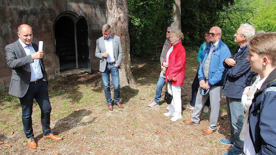 Oberbürgermeister Bernd Häusler (links) eröffnet den Museumstag beim Alten Wasserreservoir am Ambohl (im Hintergrund), wo das Kunstwerk ...