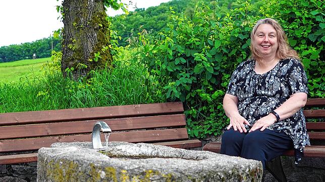 Hier lässt es sich verweilen: Esther Koch an einem von sechs Brunnen in Detzeln.