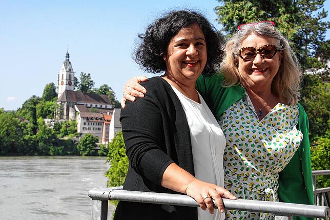 Elisabeth D‘Souza (links) und Renata Vogt freuen sich auf die Laufenburger Kulturtage „Fliessende Grenzen“.