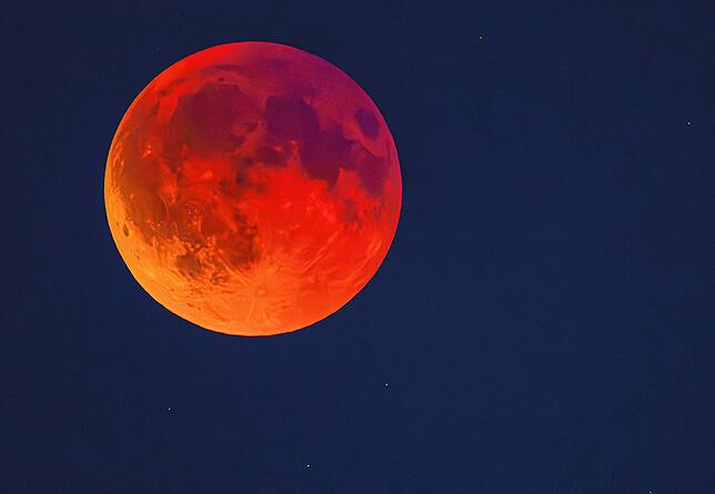 Brandenburg: Eine totale Mondfinsternis ist als sogenannter Blutmond am Abendhimmel zu sehen.