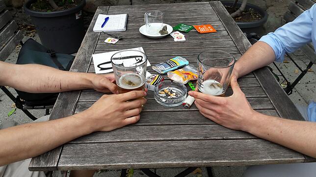 Die beiden Opfer des sexuellen Missbrauchs sitzen in einem Konstanzer Café und trinken Bier. &bdquo;Alkohol betäubt für eine gewisse ...