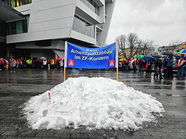 &bdquo;Gegen Arbeitsplatzabbau im ZF-Konzern&ldquo;, verkündet ein Banner vor der Konzernzentrale in Friedrichshafen.