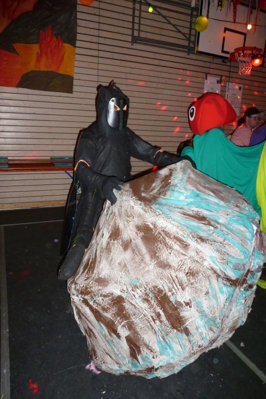 Konkurrenzlos in seiner Kategorie als Einzelmaske ist beim Preismaskenball in Döggingen Benno Grieshaber als Mistkäfer.