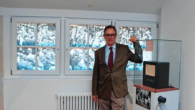 Tobias Engelsing, Leiter des Rosgartenmuseums, und sein Team sorgen mit der neuen Dauerausstellung bis ins Detail für Nähe zur ...