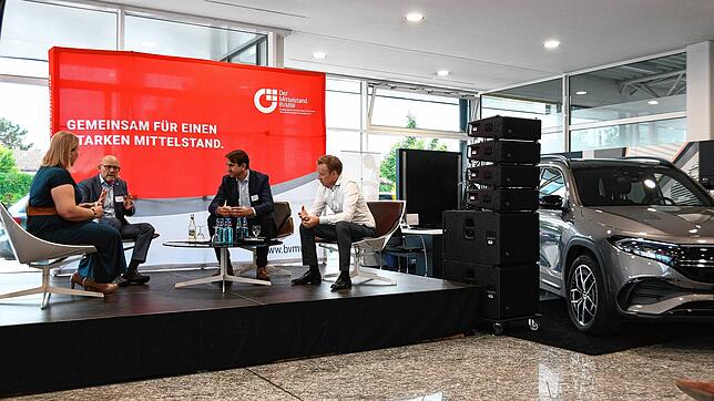 Landesverkehrsminister Winfried Hermann (Grüne) zu Gast im Autohaus Südstern Bölle in Singen. An der Podiumsdiskussion nahmen (von ...