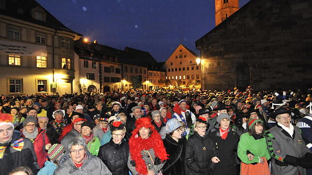 Gaute Laune bei schlechtem Wetter: Dicht an dicht stehen die Menschen auf dem Münsterplatz und schunkeln zum Villinger Schunkellied, ...
