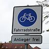 In der Radstraße in Petershausen sollen bald Poller stehen.