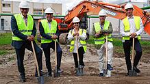Freuen sich bereits beim Spatenstich auf das neue Logistikzentrum bei Maggi in Singen (von links): Oberbürgermeister Bernd Häusler, Swen ...