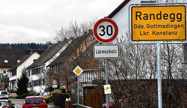 Gleich beim Ortseingang weist ein Schild die Autofahrer darauf hin, dass hier das Tempo auf 30 km/h gedrossselt wurde. Dadurch soll der ...
