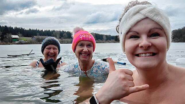 Egal welche Temperaturen herrschen, einmal pro Woche treffen sich die Eisbaderinnen zum Eisbaden; (von links) Monika Sontheimer, Mandy ...