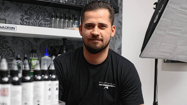 Schwarz und grau, die Farben bleiben David Piovano vom Tattoostudio PioPistol in Schwenningen seit dem 4. Januar nur noch, um Tattoos zu ...