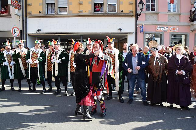Bild 10: AKK tanzt durch die Straßen: Noch mehr Bilder vom Umzug am Schmotzigen Dunschtig in Stockach