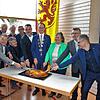 Das Anschneiden der Neujahrsbrezel ist eine der Attraktionen beim Neujahrsempfang: Vorne von links: Armin Ewald, Michael Gut, Markus ...