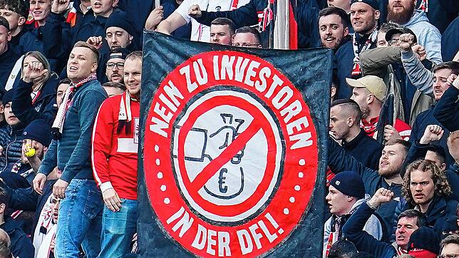 Beim Spiel gegen Darmstadt halten Fans des VfB Stuttgart ein Banner mit dem Schriftzug &bdquo;Nein zu Investoren in der DFL&ldquo; hoch. ...
