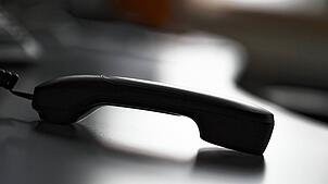 (Symbolbild) Nichtsahnend greift eine Seniorin am Mittwoch, 1. Oktober, zum Telefonhörer. Stunden später übergibt sie Bargeld und ...