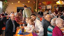 Beim Oktoberfest hatte die Trachtenkapelle Buch drei Tage volles Haus. Jung und alt genossen das Programm. Foto: Doris Dehmel