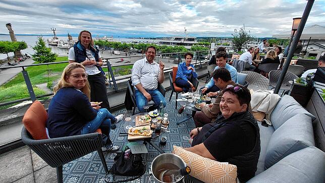 Die Menschen nehmen die Konzil Lounge offenbar gut an – und hoffen auf einen doch noch sonnigen Sommer, um den Ausblick über Hafen, ...