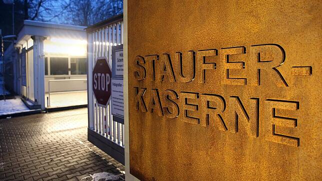 Der Eingang der Staufer-Kaserne der Bundeswehr in Pfullendorf. Wegen zweifelhafter Aufnahmerituale in der Bundeswehr-Kaserne sind ...