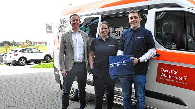 Über das neue Angebot Wunschmobil freuen sich (von links) Kreisgeschäftsführer Stephan Niggemeier, Sarah Schwarz und Florian Straub. ...