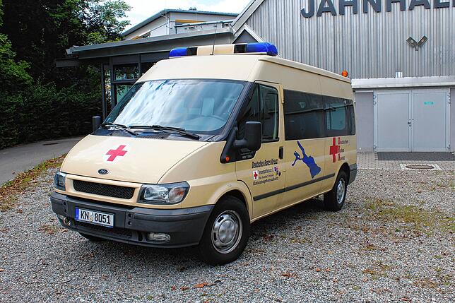 Mit diesem Fahrzeug des Katastrophenschutzes kam das mobile Impfteam samt Impfstoff in die Jahnhalle.